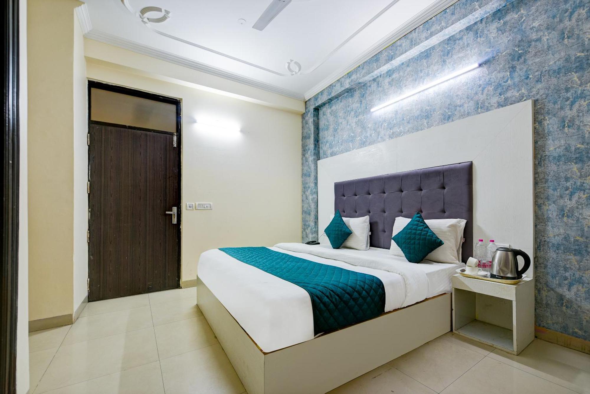 Hotel Ark Wood At Airport Нью-Дели Экстерьер фото